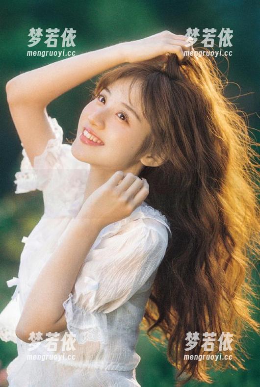 MiMi Chan的约尔内衣装写真：当我努力摆姿势，心里却在吐槽自己的时候.txt-梦若依